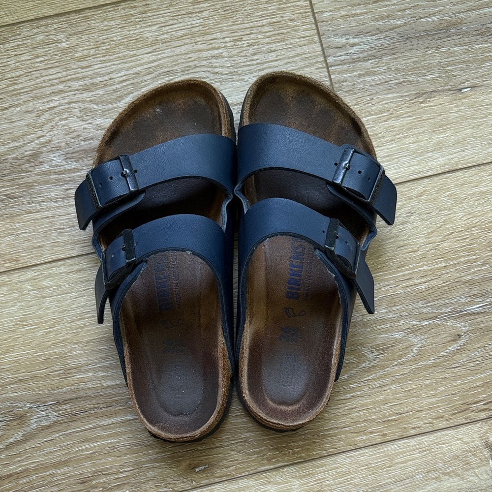 Birkenstocks women’s navy soft footbed